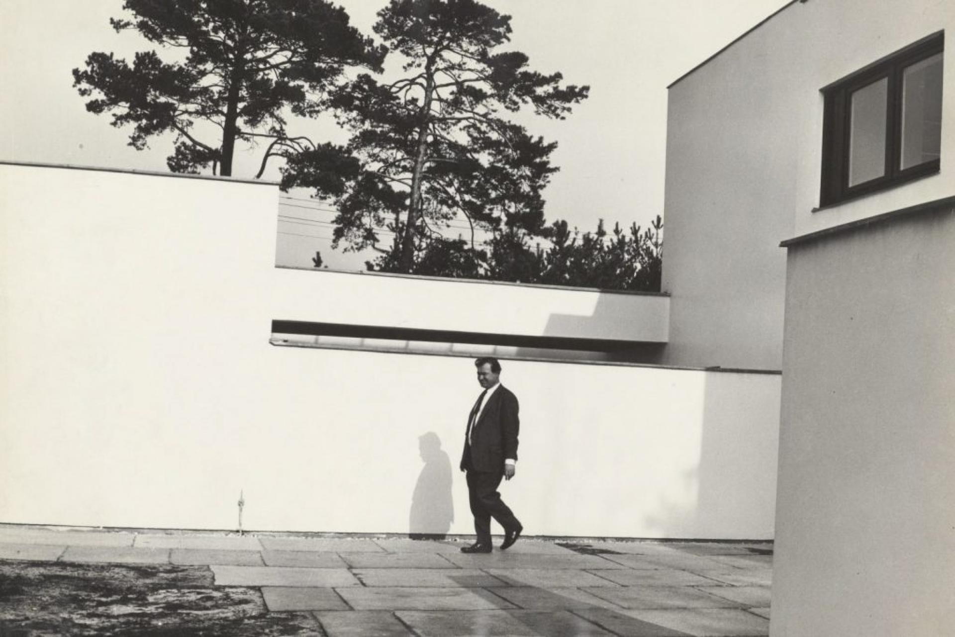 Düttmann in front of Menne’s house in 1965 | Photo © Ingeborg Lommatzsch