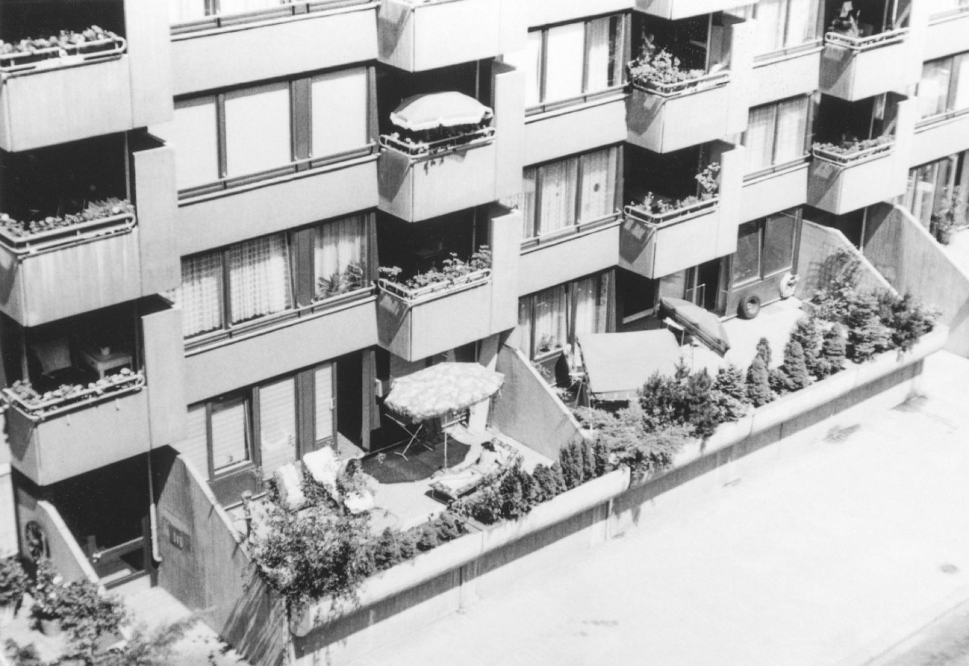 Residential raised terraces on the ground floor. | Photo © AdK, Düttmann