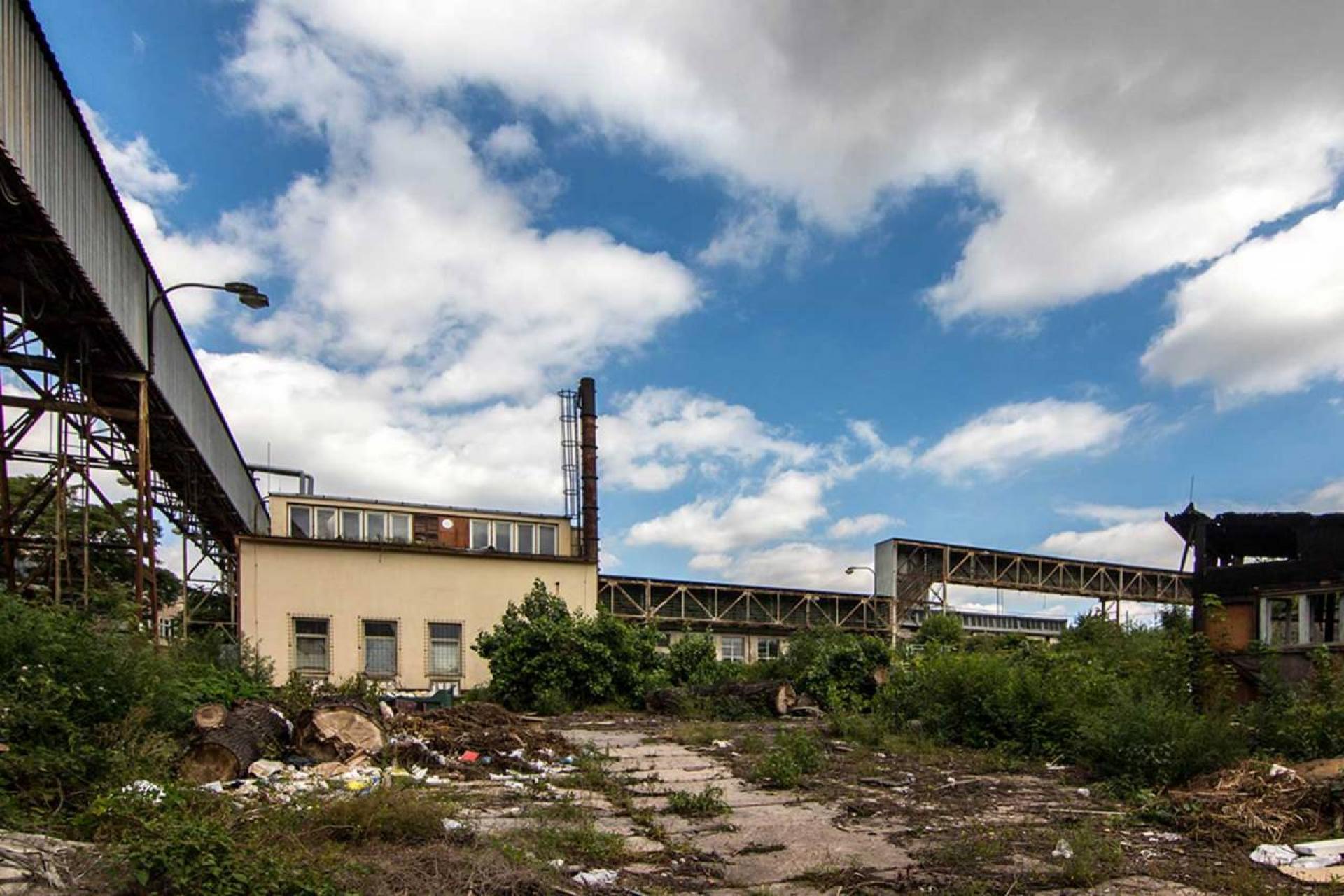 Some outer buildings still remain, linked by covered walkways. Other buildings have been bulldozed. | Photo Katka Havlíková