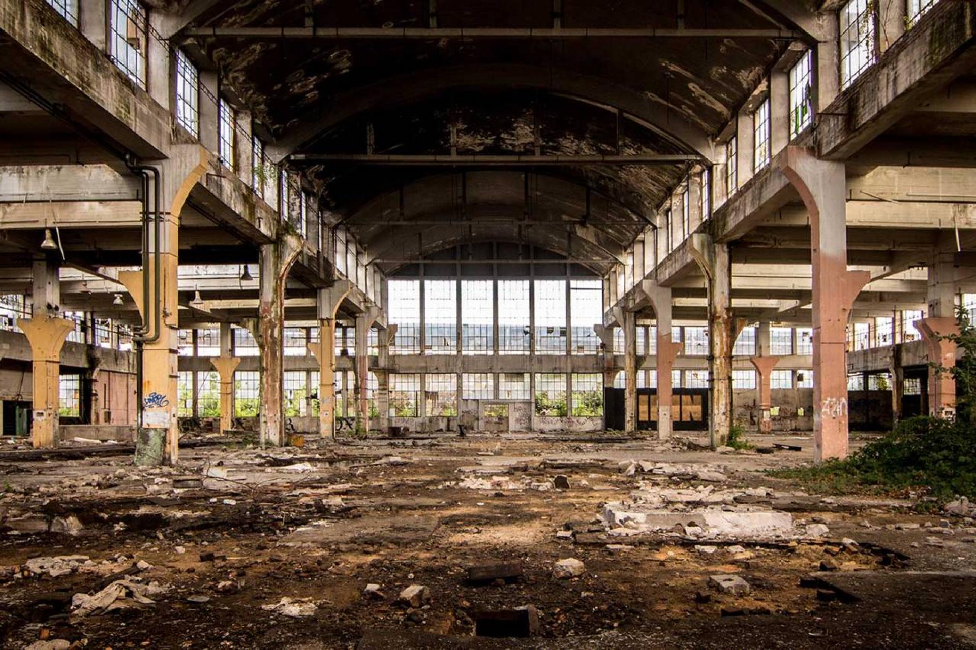 The largest of Pragovka’s manufacturing halls looks no less grand today with its full-height windows. | Photo Katka Havlíková