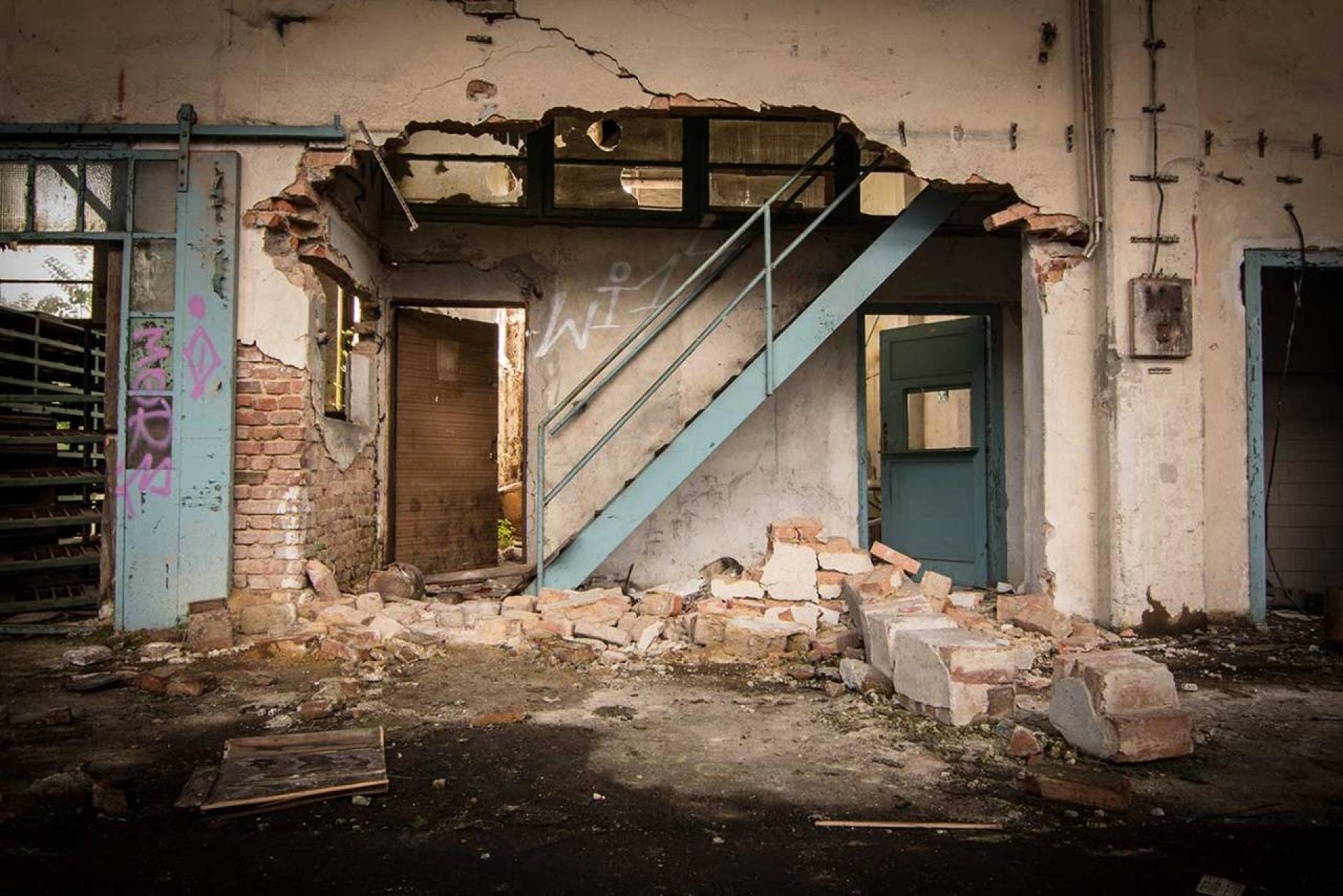 A wall has collapsed to reveal the stairwell inside. | Photo Katka Havlíková