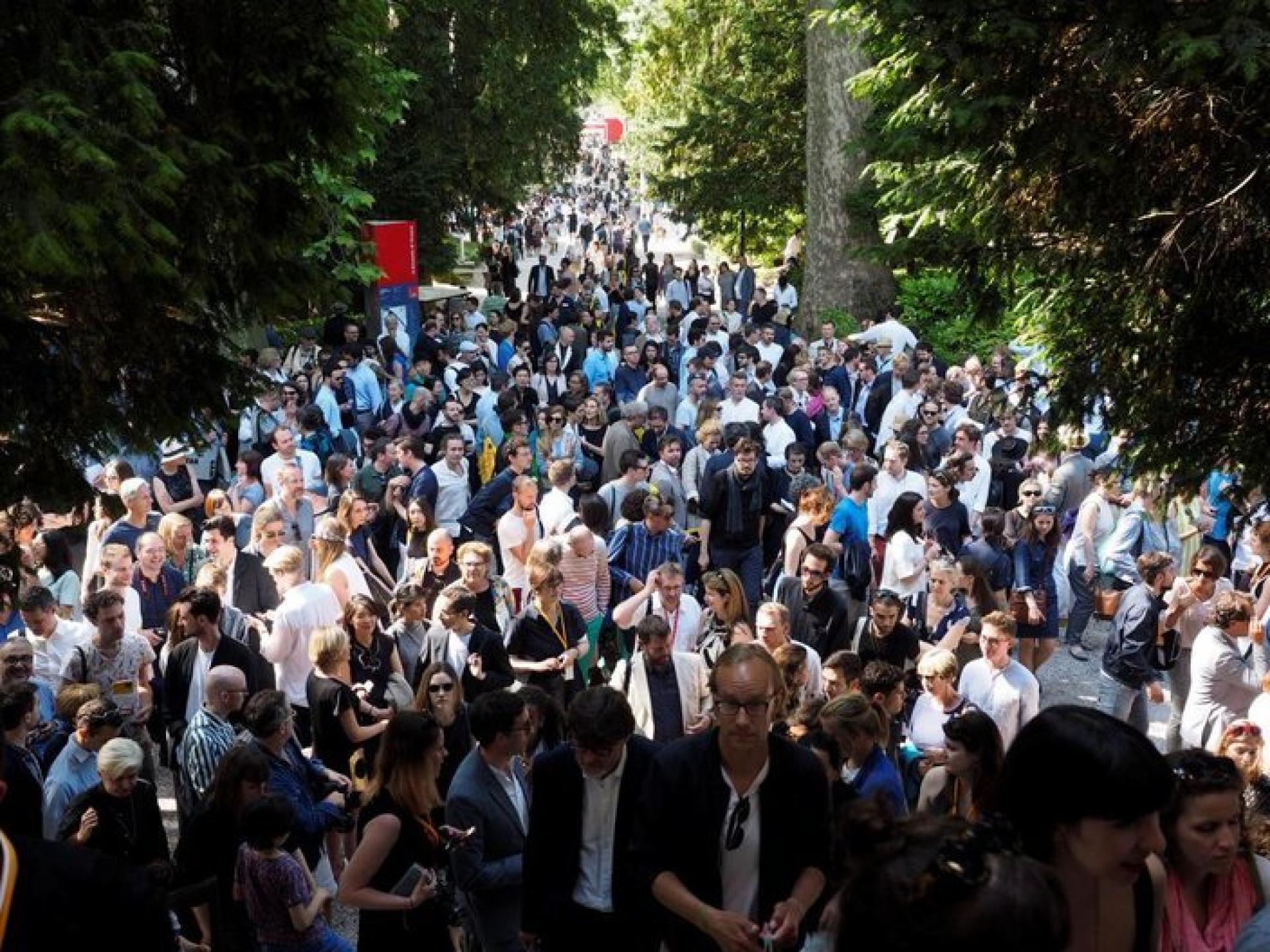 A large crowd waiting to hear the presentation for the opening of the Home Economics exhibition at the Great Britain pavilion (2016). | Photo © Cristiano Corte