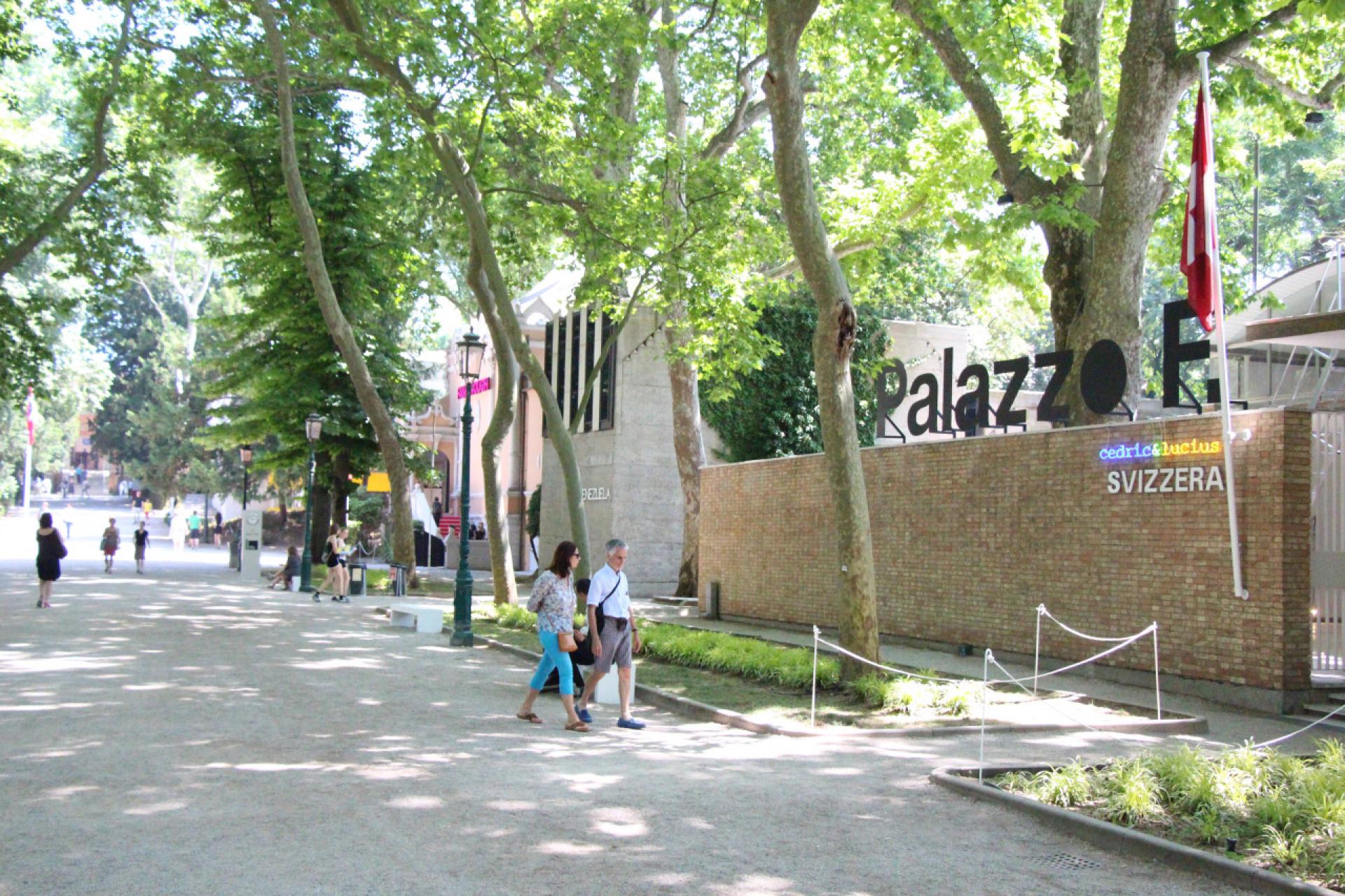 Walking along one of the main avenues in the Giardini della Biennale. | Photo © Lavinia Scaletti