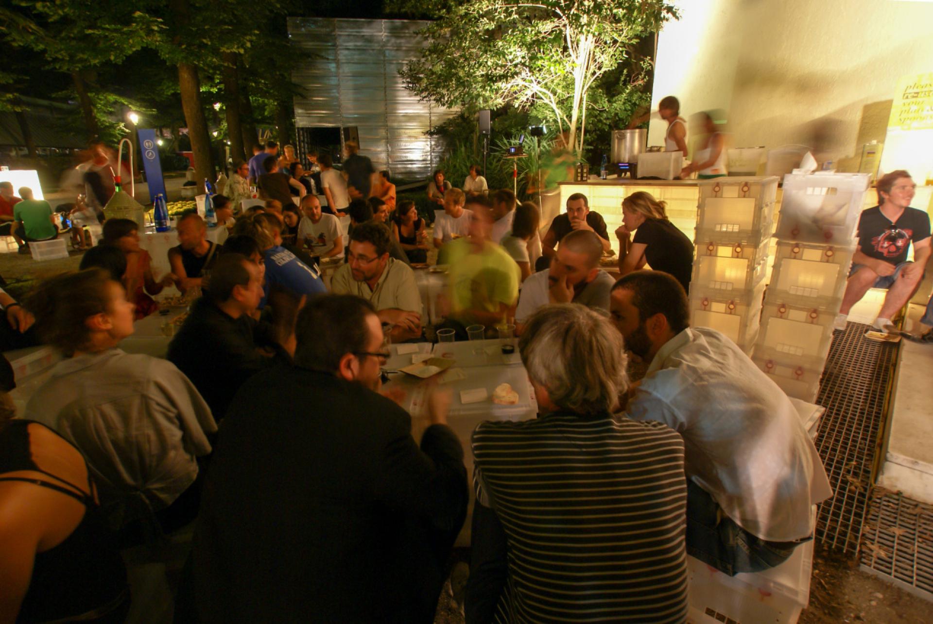Wednesday late-night dinner: Fellow Giardini workers unite! | Photo © STEALTH.unlimited