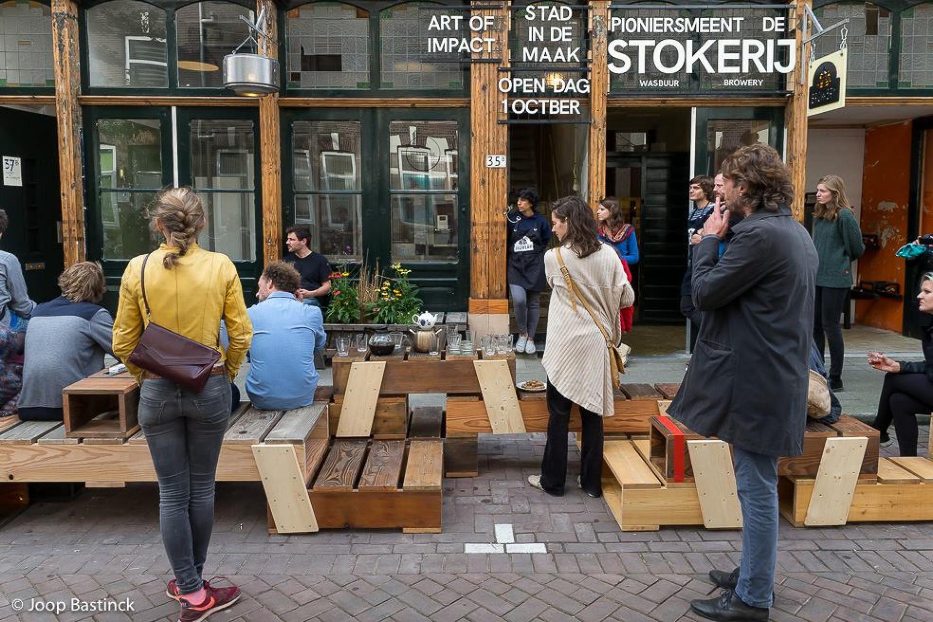 Same atmosphere five years after Venice08: Open Day at our Stad in de Maak / City in the Making headquarters; view of the common spaces at the ground floor. | Photo © Joop Bastinck