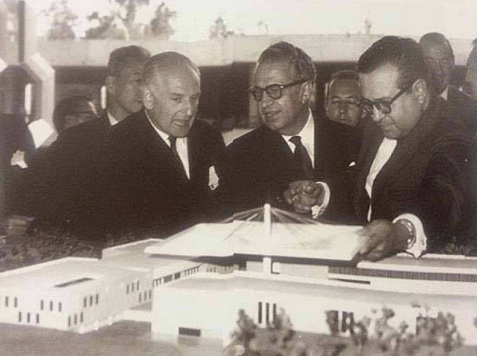 Jaime Torres Bodet and Pedro Ramírez Vázquez showing the model of the museum to the French architect, Pierre Vago. | Photo Courtesy of Museo del Caracol