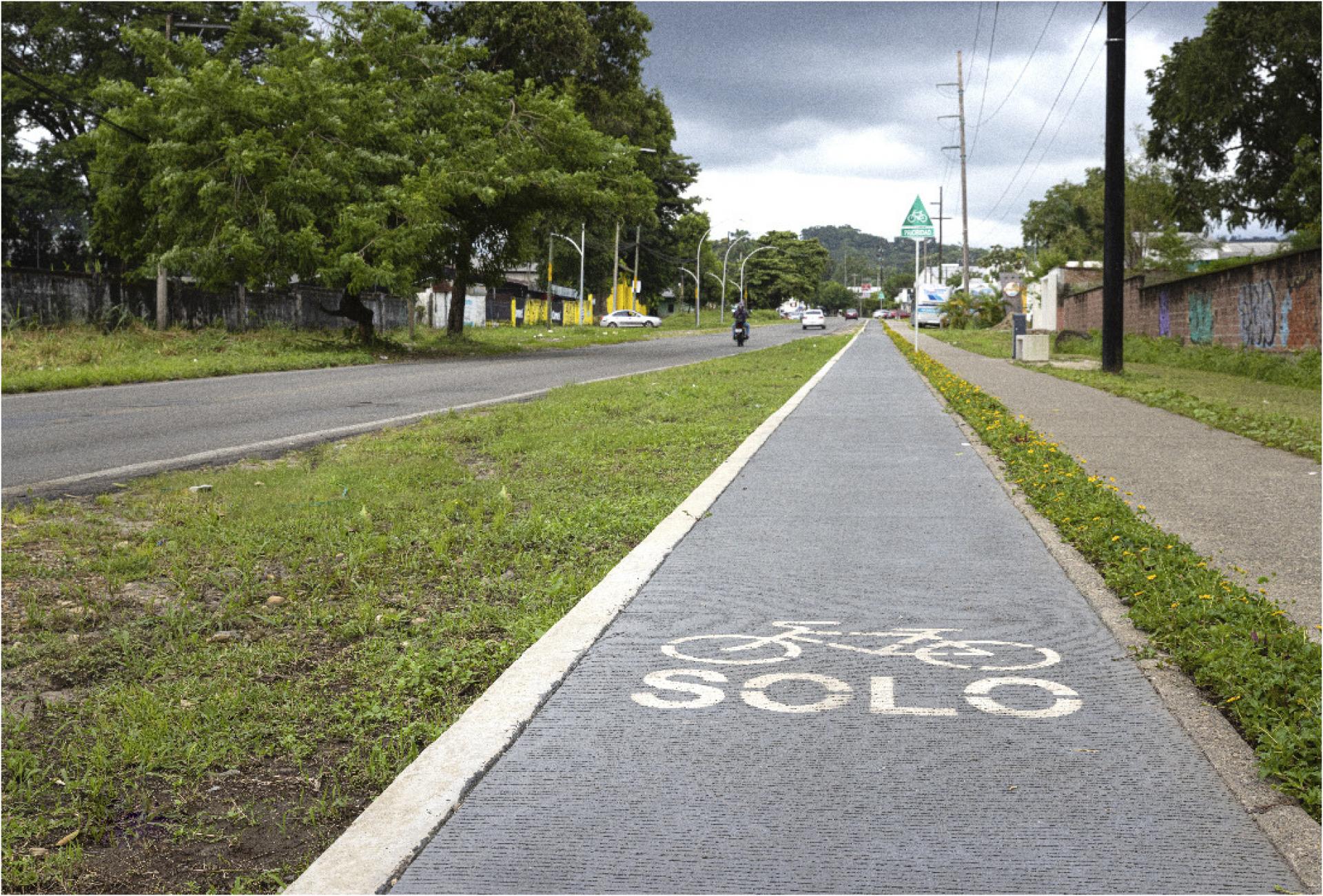 An intervention with a cycle path along the Avenida 8 Norte in Tapachula, Chiapas by LAU. Photo © Fernando Díaz Vidaurri
