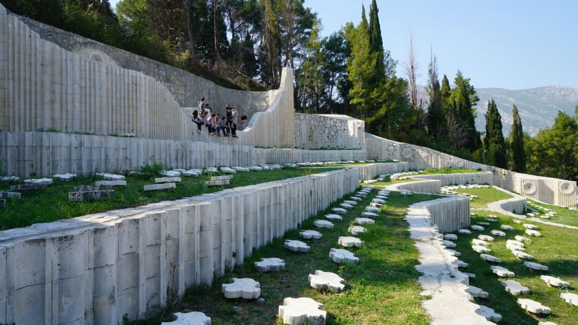 The complex is a necropolis, 630 abstractly shaped stone markers testify the multiethnic army that fought together and is buried here with names belonging to Serbs, Croats, Bosniaks, Jews.