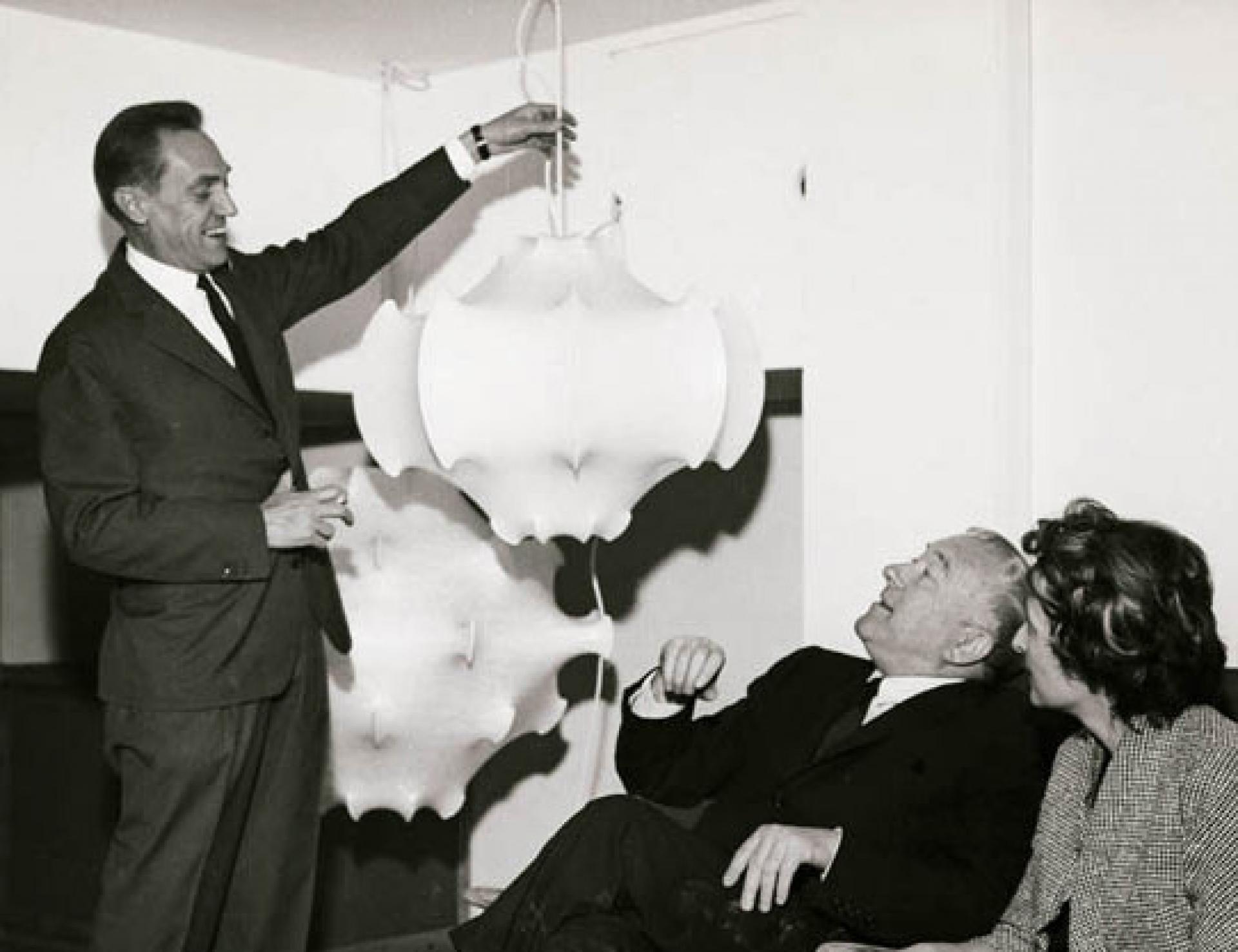 Pier Giacomo Castiglioni presenting the Viscontea and Taraxacum lamps to Marcel Breuer in Milano, 1963 | Courtesy of Giorgina Castiglioni