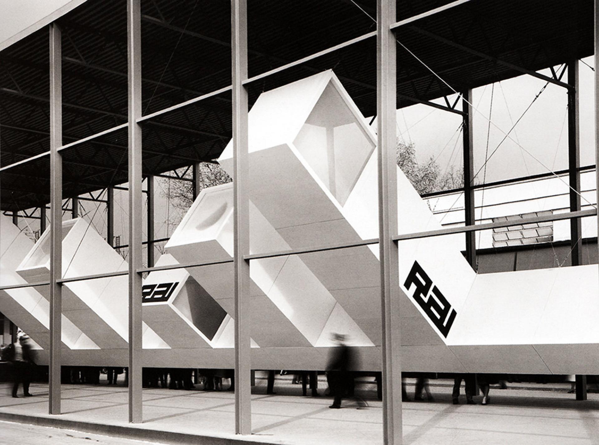 Castiglioni brothers with graphic designer Enzo Mari set up the RAI pavilion with modular elements that allow indoors and outdoors fruition for the 42nd Milan Fair in 1965. | Courtesy of Giorgina Castiglioni