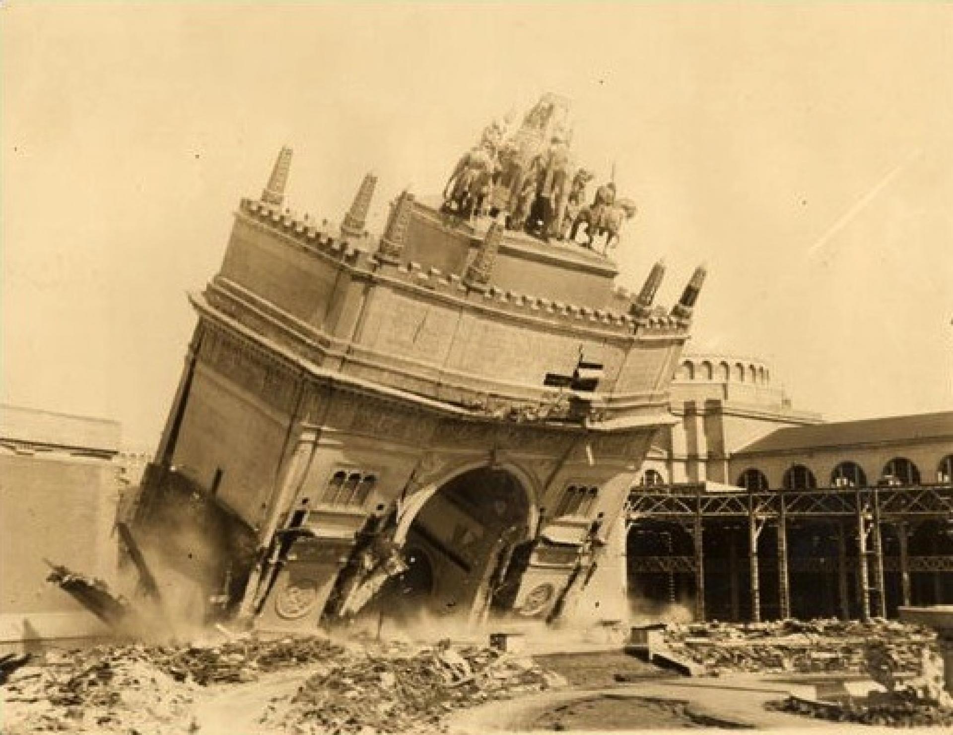 Demolition of the Arch of the Rising Sun of The Panama – Pacific International Exposition in 1915. | Photo via San Francisco CIty Guides