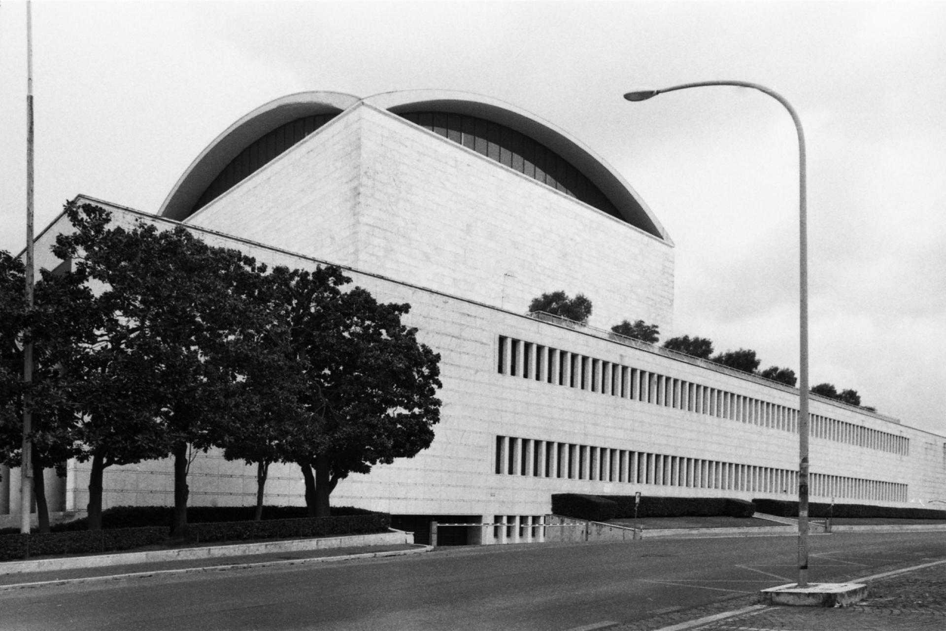 Monumental facade of the Palace of Congresses and Receptions by Adalberto Libera in Rome. | Photo © Lorenzo Zandri