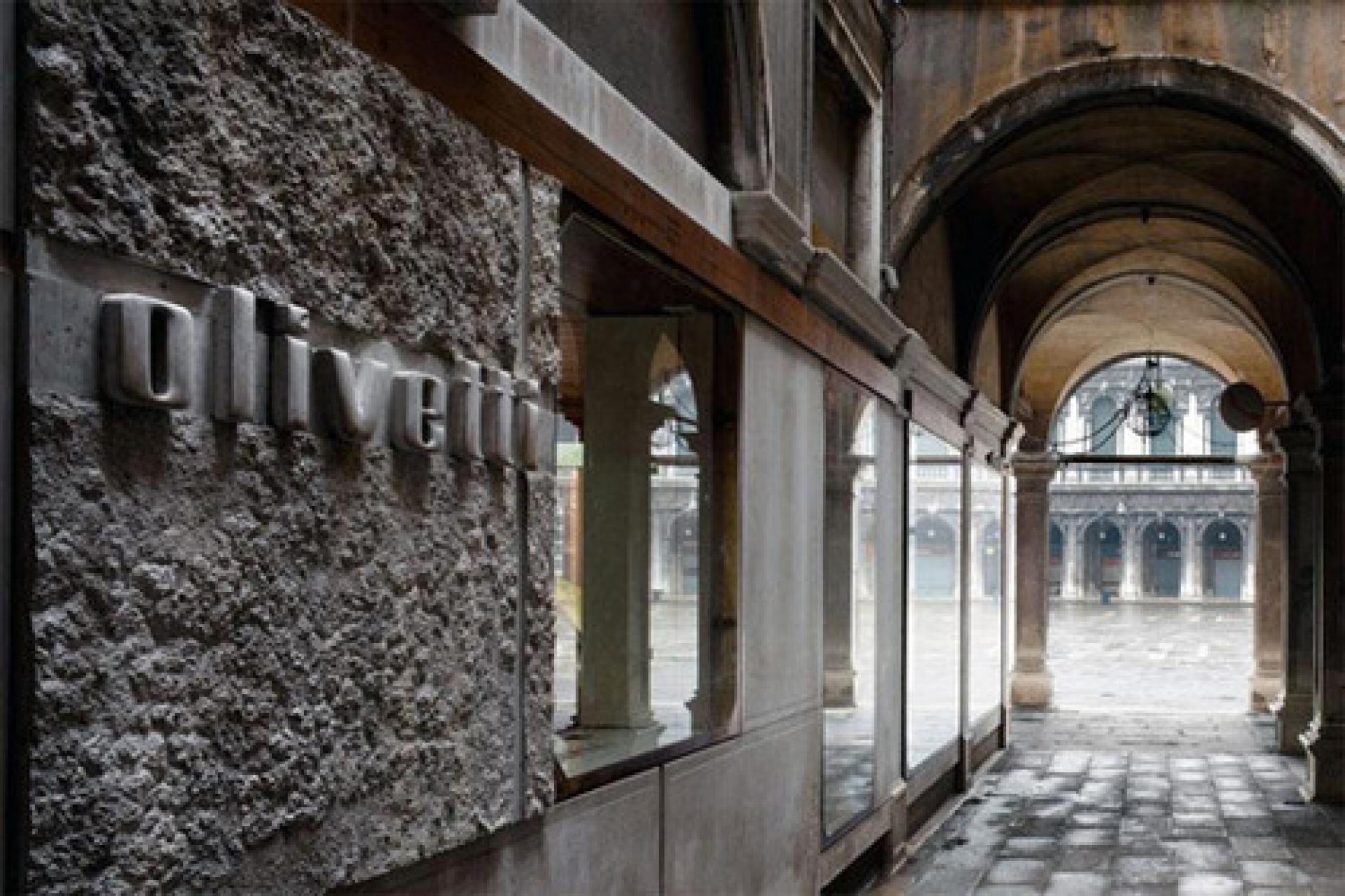 Detail and context: Olivetti Showroom,Venice (1957) via ArchDaily