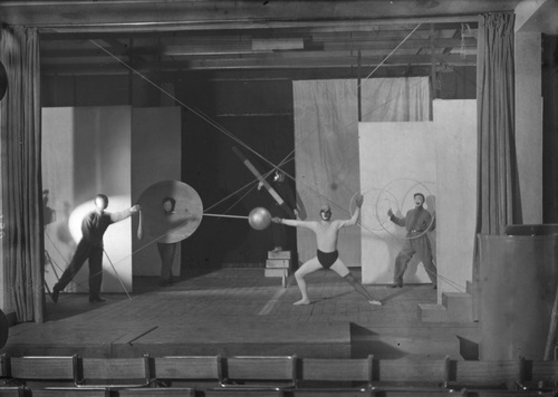“Acrobatics”, scene II produced by Oskar Schlemmer at the Bauhaus Dessau, 1927 | Photo © Erich Consemüller, Stiftung Bauhaus Dessau