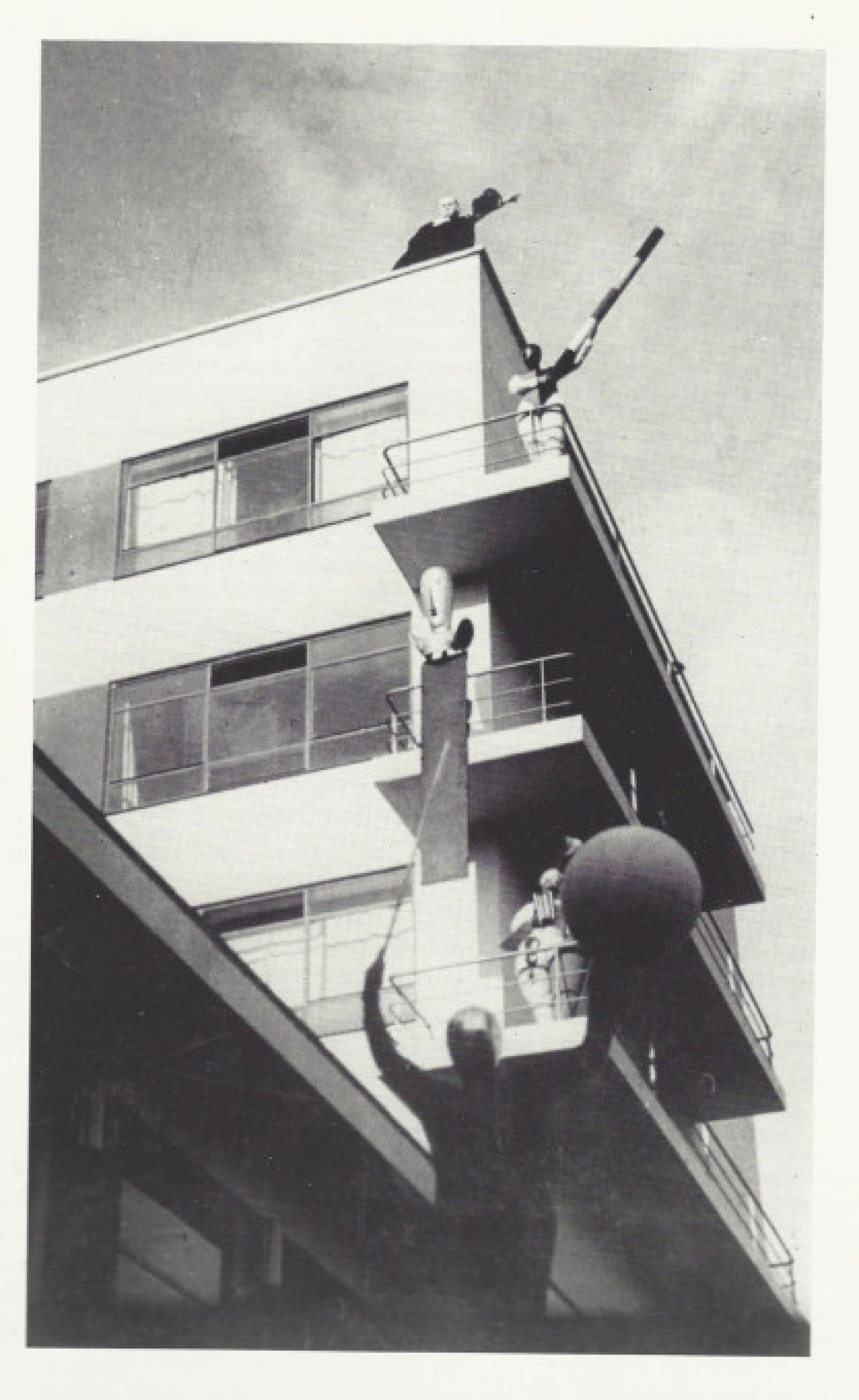 The building space as a stage, Bauhaus building Dessau, 1927 | Photo © Erich Consemüller, Stiftung Bauhaus Dessau